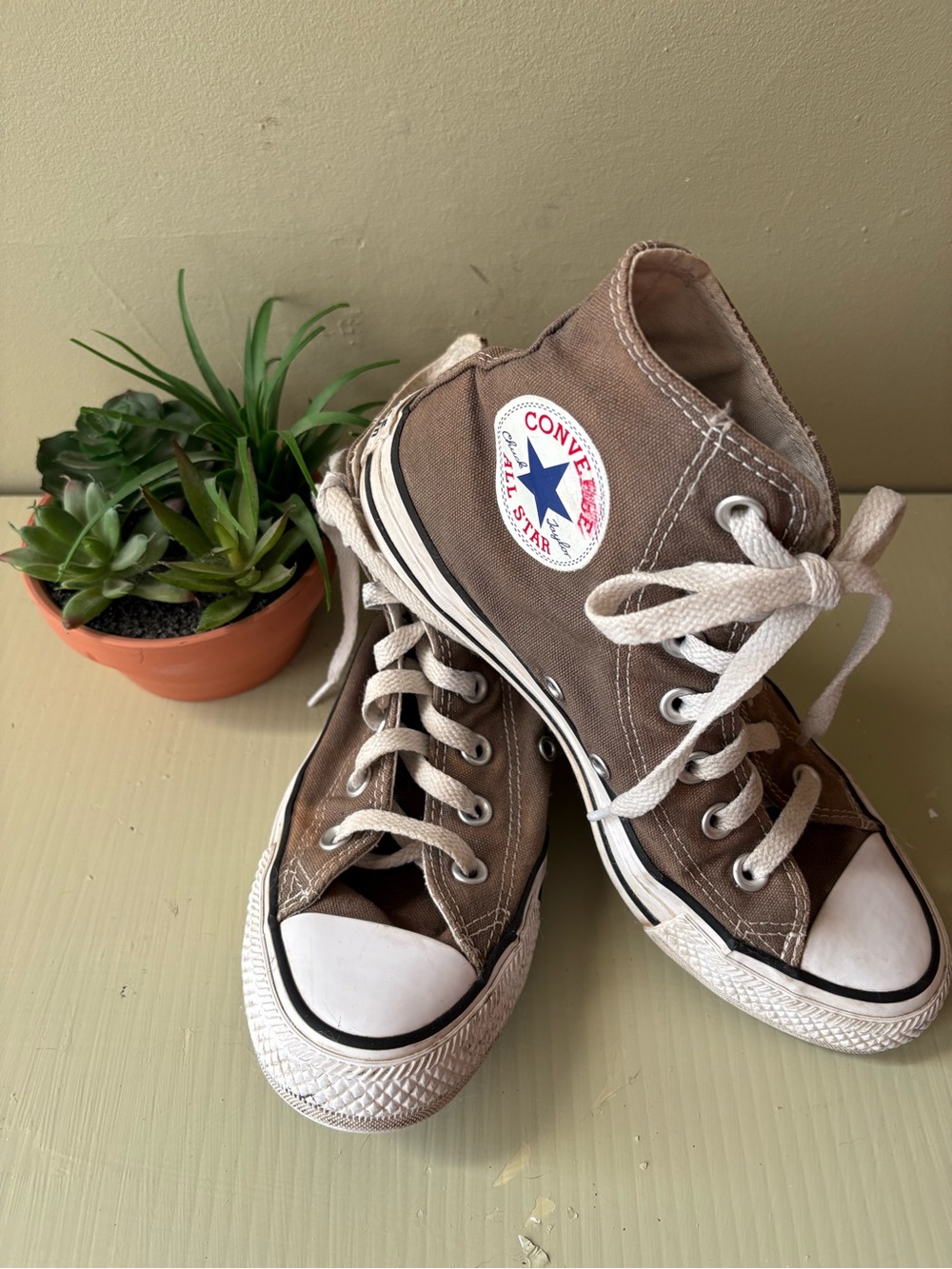 Women’s Converse Taupe high top Chuck Taylor Sneakers Sz 6.5